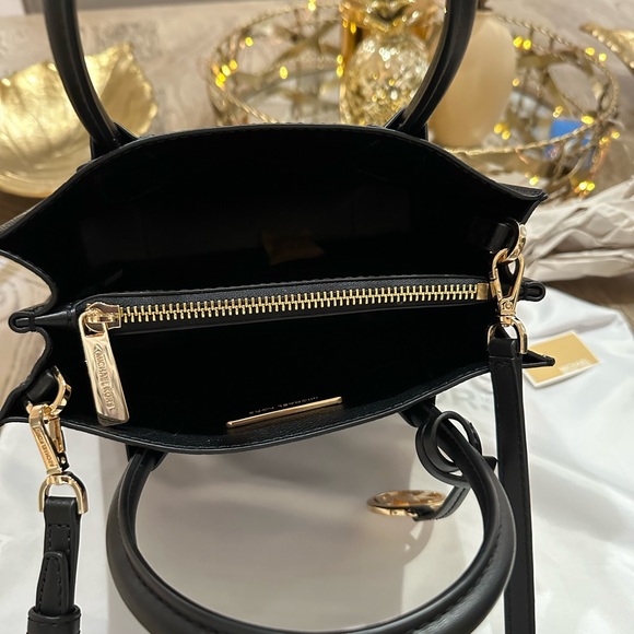 Authentic Michael Kors Crossbody with Card Case!🌺 - Picture 7 of 8